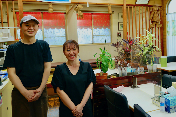 店主の久住智一さんと奥様の奈緒さん、奈緒さんのご両親の4人でお店を営む　