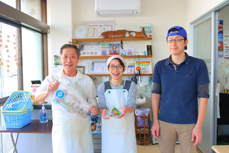 左から、店主の勝島勝美さん、妹の小関和恵さん、甥の雄一さん