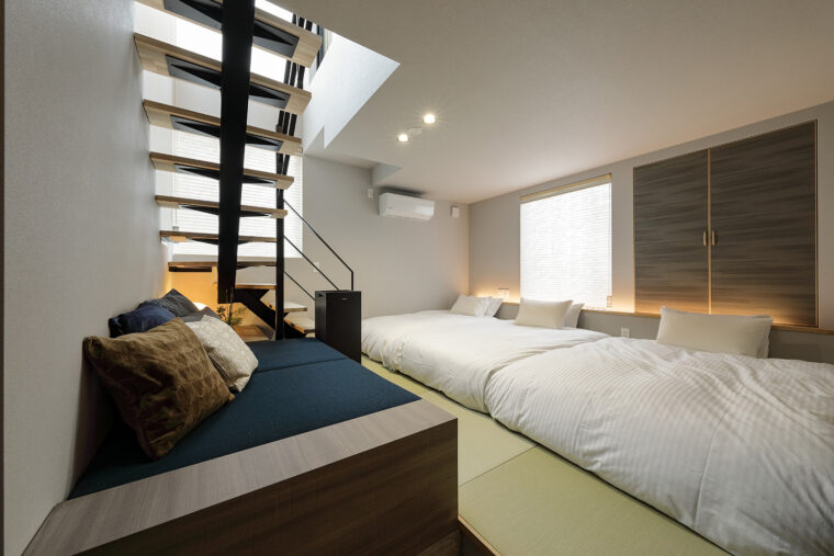洗練されたインテリアで寝室はゆったりと過ごせるプライベート空間を演出