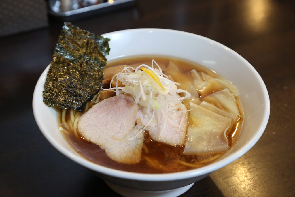 煮干しページ 煮干し中華 八 堀之内店】朝の定番は煮干し香るあっさりラーメン｜新潟