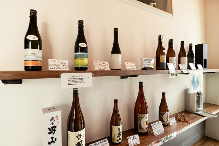 入口はいってすぐのエリアには、阿部酒造で作った日本酒がずらっと並んでいます