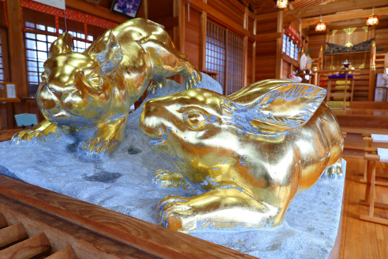 参拝者が願いを込めて貼った金箔で輝く『金箔兎神像』