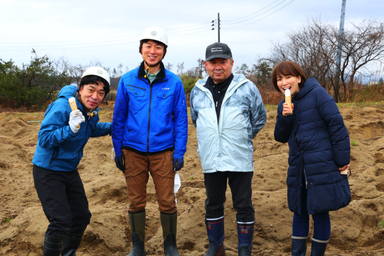 『ねばり芋』を生産する聖籠町根菜出荷組合代表の藤井さん（写真右から2番目）とJA北越後の窪田さん。