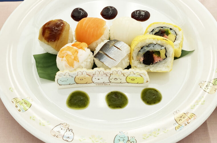 『洋風手まり寿司』（1,500円）。よーく見るとお皿もすみっコぐらし！