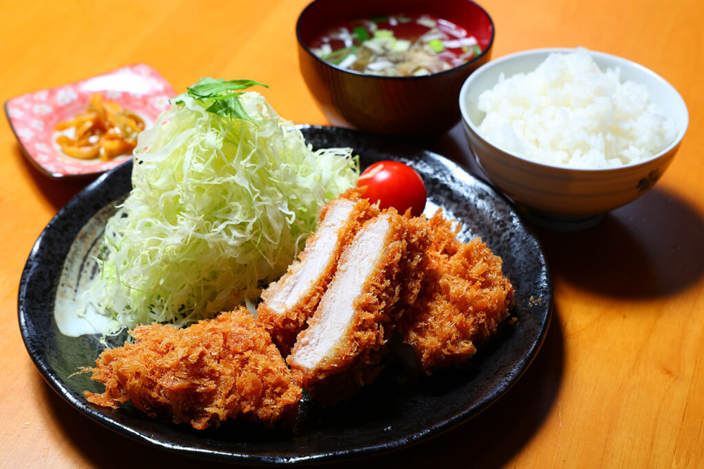 【豚カツ かつみ】サラリーマン必見！ボリューム満点のトンカツ定食をお手頃価格で提供｜新潟市西区