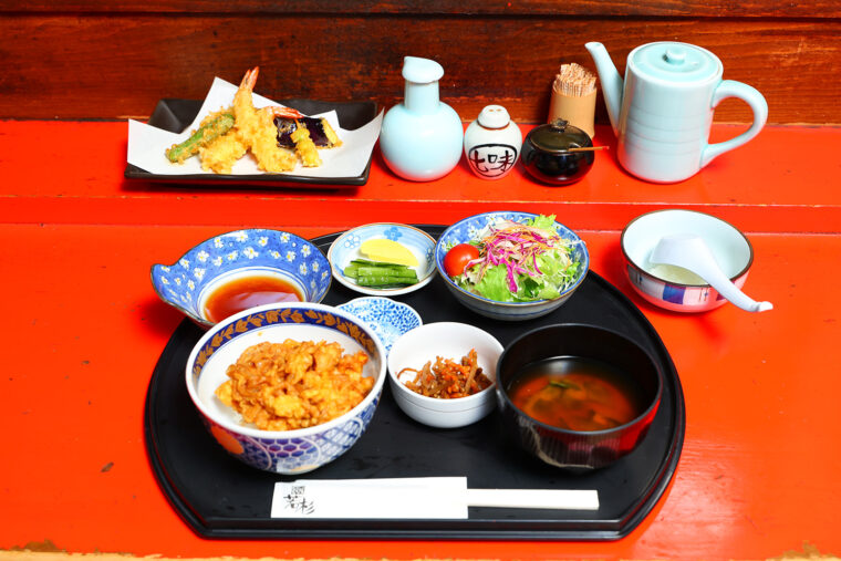 『天ぷら定食』。大きなかき揚げは最後に天丼にして味わうのがツウな食べ方