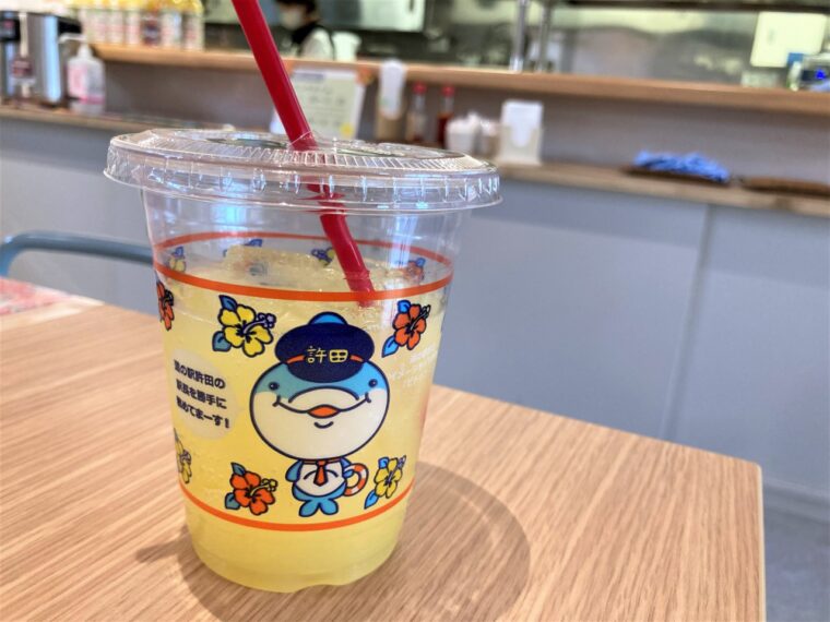 シークワーサージュースのカップは道の駅許田のオリジナルだ！