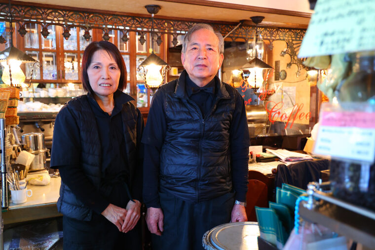 渡辺善治さん（右）と妻の由美子さん