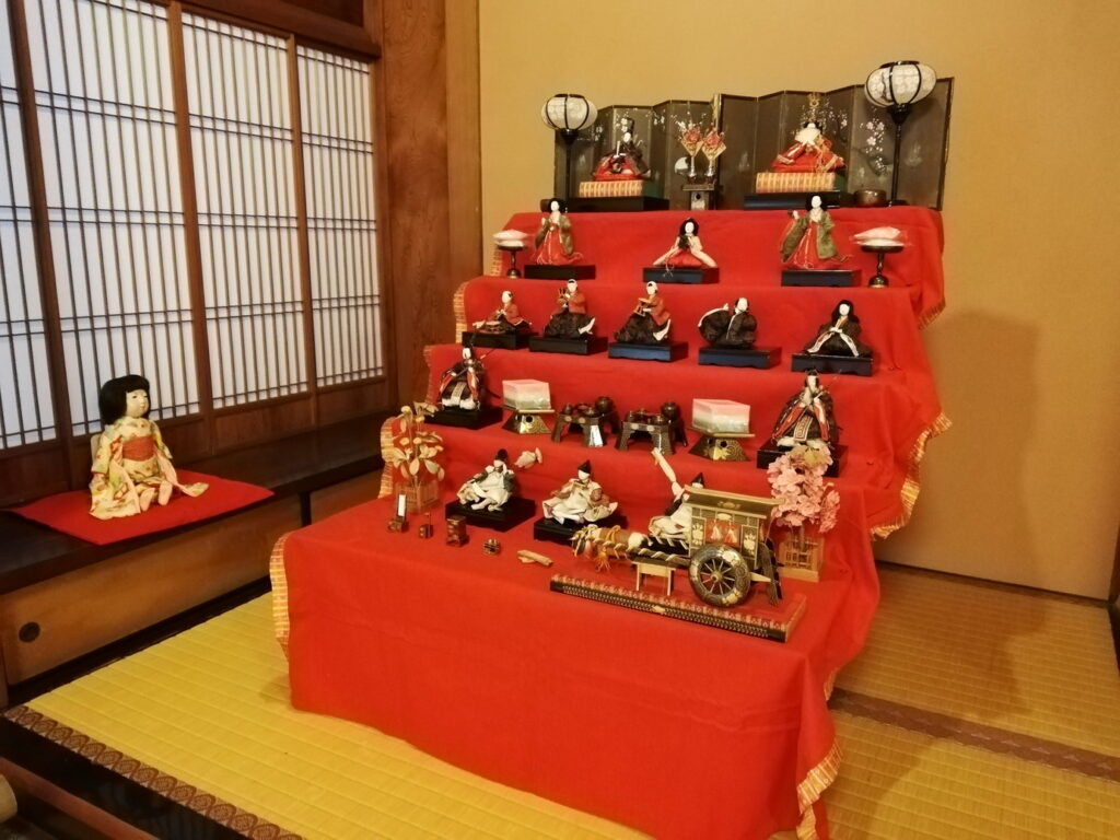 旧齋藤家別邸のひなまつり】貴重な雛人形を展示。「さげもん」も必見