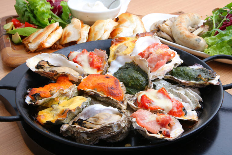 焼き牡蠣やシーフード料理、鎌倉野菜を使ったサラダなど、牡蠣以外のメニューも豊富