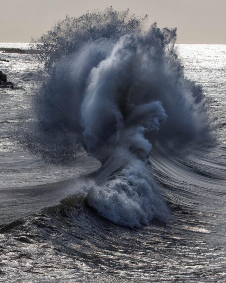 ＜撮影者コメント＞新潟市関屋分水で撮影。波と波がぶつかってできる造形が美しい。