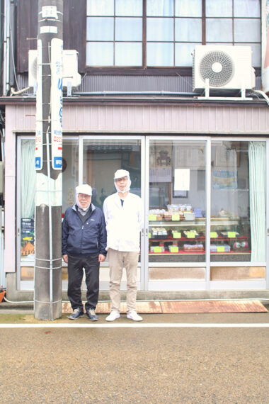 製造を担当する、明治屋ゆか里店の川崎さん（右）。左は先代の小林幹生さん