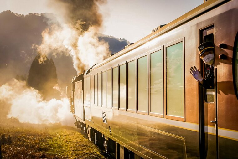 ＜撮影者コメント＞黄金に輝く夕日に蒸気機関車が照らされ、手を振る車掌さんに更に癒される。