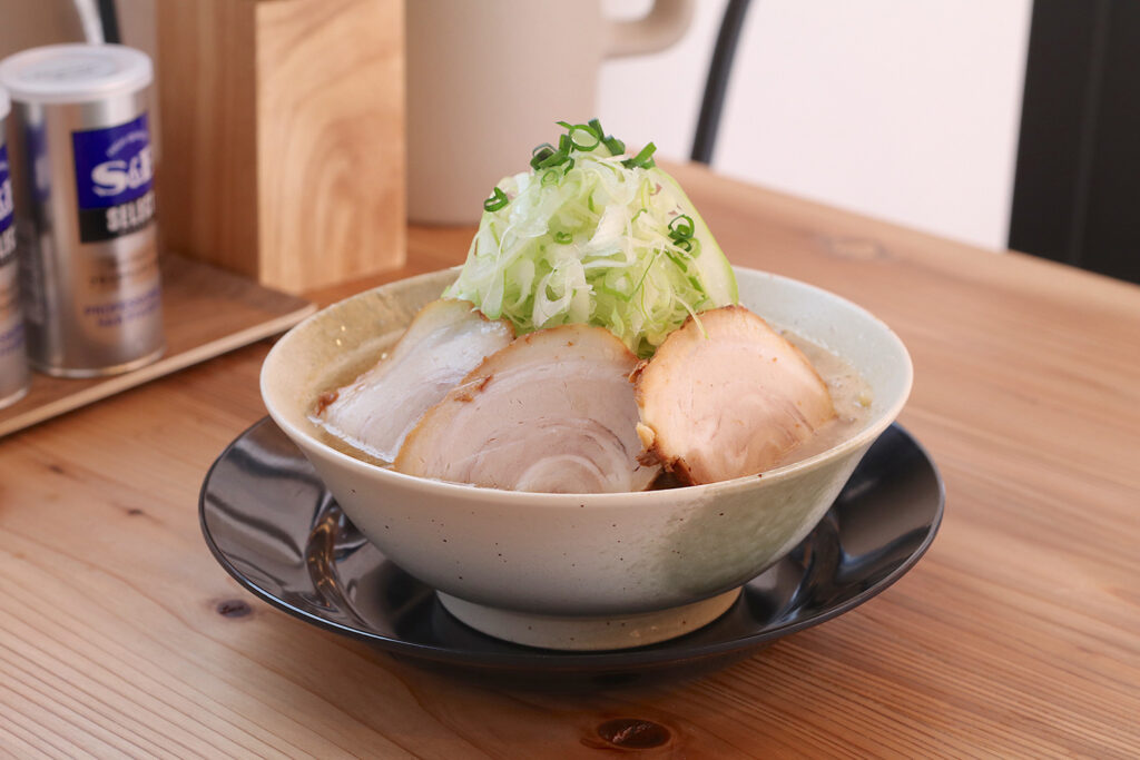 らーめん源次郎の『けにじろう』】これぞ「次郎系」！ 低加水細麺の