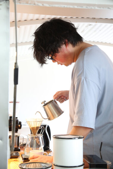 SCAJコーヒーマ イスターの齊藤桐麻さん。ドリップには燕製の道具も使用する