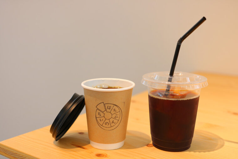 ホットコーヒー（450円）とアイスコーヒー（450円）