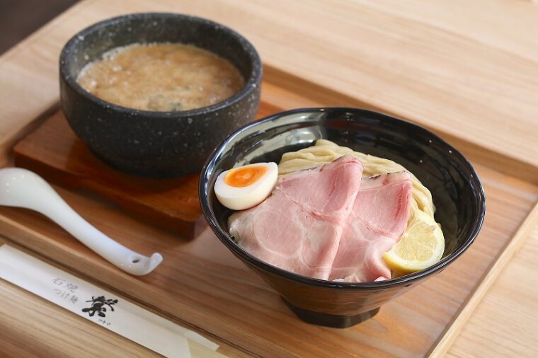 『石焼魚介豚骨つけ麺』（980円）