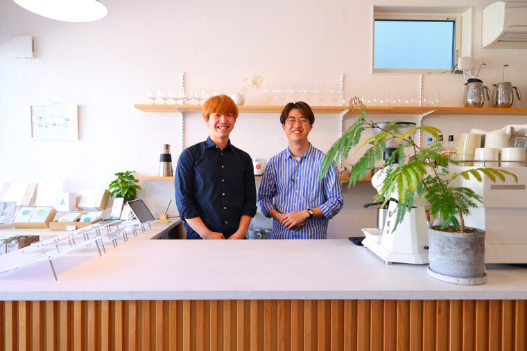 焙煎も担当する店主の齋藤聡人さんとバリスタ・波多野奨さん
