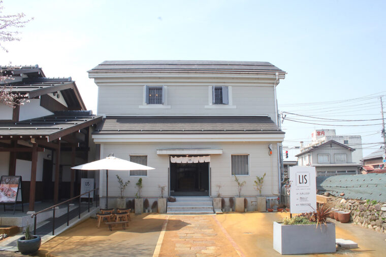 昭和初期の蔵を活用した建物は、豪雪にも耐えるフレンチトラス構造