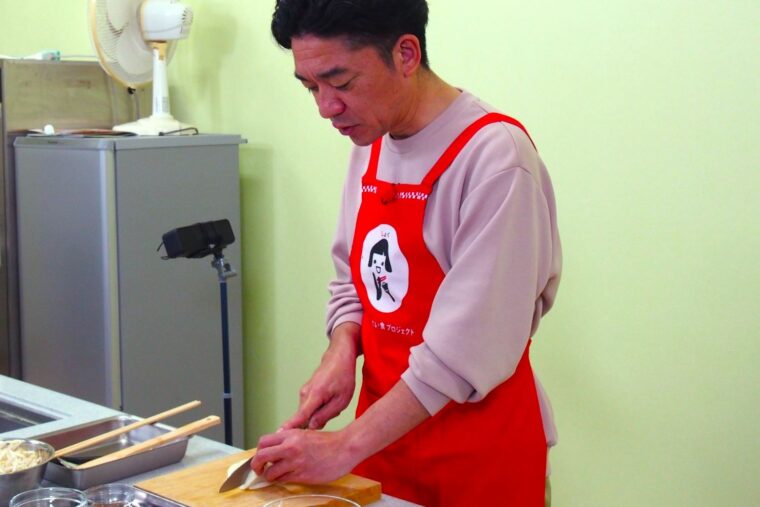 玉ねぎの扇切りをスムーズにこなす飛田アナ。料理の腕が確実に上がっています！