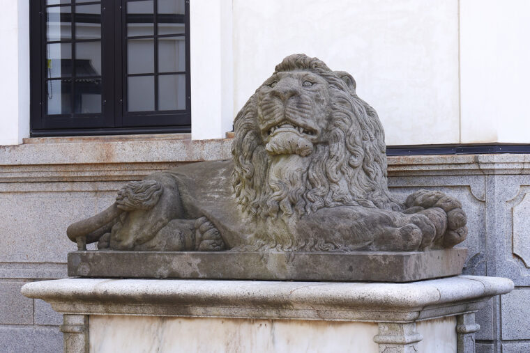 大きなライオンの石像が来館者をお出迎え