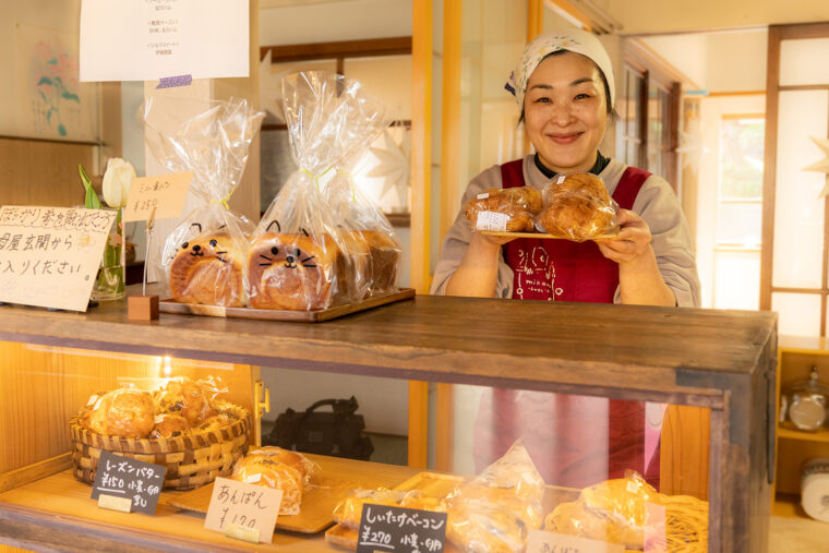 𠮷田美香さん。パンはひとつひとつ丁寧に 手作りする。昼には売り切れる盛況ぶり。