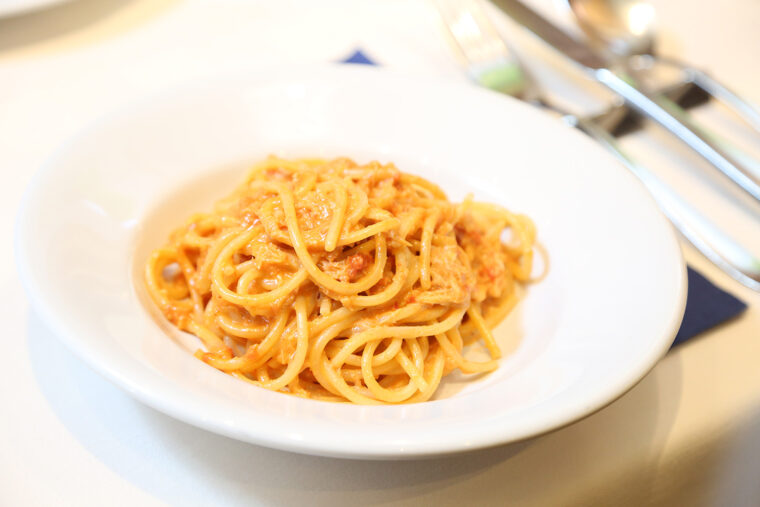 『ワタリガニのスパゲティー』（1,980円）。殻が外されているので食べやすい！　カニのおいしさを余すことなく味わえます