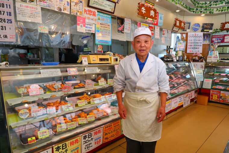 代表の寺口武さんは御年81歳。今も自ら調理場に立っている