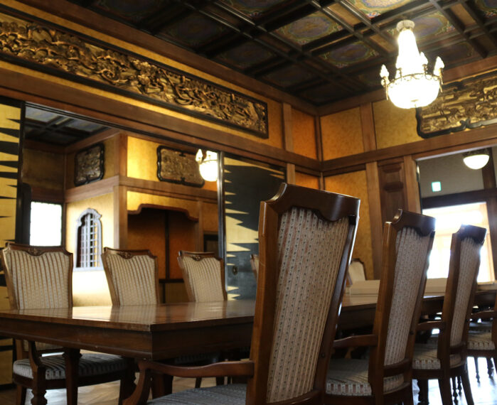 イス式の洋風ス タイルながら和風の装飾が用いられた1階食堂