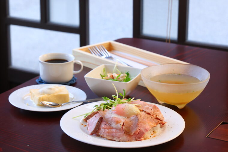『朝日豚のローストポーク丼』（1,100円）。プラス200円でドリンク、プラス300円でデザートが付く