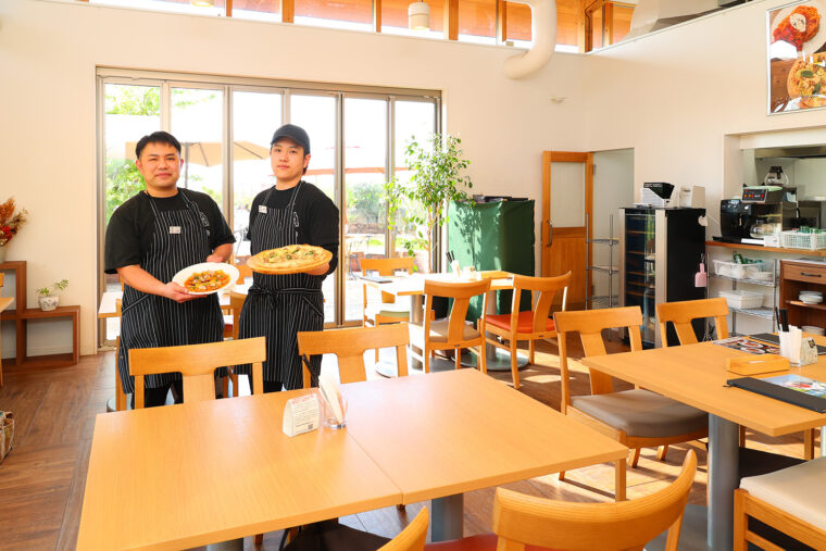 「お子様連れ歓迎です！」と料理長の大野さんとスタッフ・金子さん