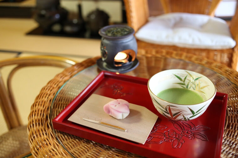 『お抹茶セット』（生菓子付き880円～）。伝統あるお茶を味わって