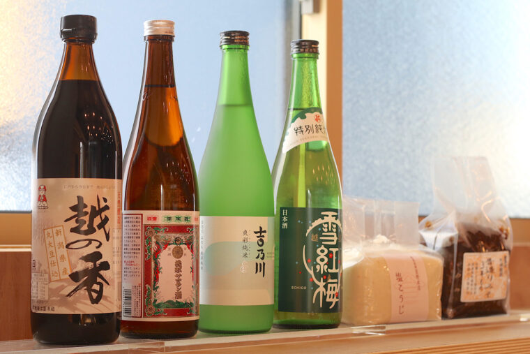 日本酒や調味料、サフラン酒といった蔵元自慢の素材が集合