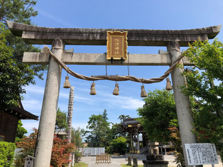 石の鳥居は大正5年に大倉喜八郎より奉納された