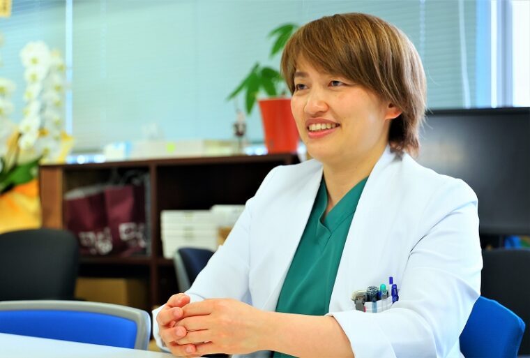 産科婦人科 医師 小林暁子 先生　産婦人科医を志した理由は、女性であることを活かし、手術手技に興味を持ったから医師の道へ