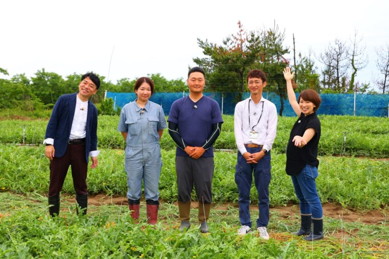 生産者の鈴木繁さん・みかさんご夫妻（写真中央・左から二番目）と、JA新潟かがやきの関口さん