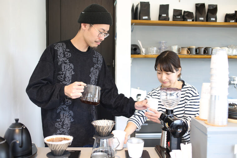 コーヒーをこよなく愛する平山さん夫婦との会話も楽しみのひとつ