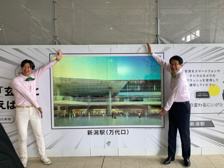 新潟駅バスターミナルの壁面にはフラッシュをたくと肉眼では見えなかった絵が浮かび上がる不思議な写真が！