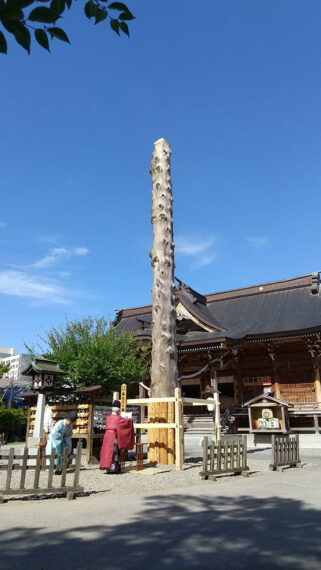 長野県の諏訪大社からいただいた御柱がそびえ立つ。御柱は 6年に一度頂戴し、境内に建てる御柱祭を斎行している