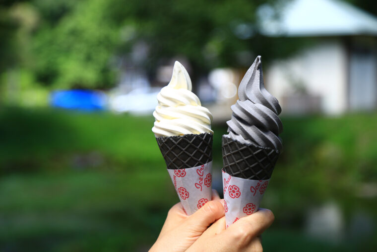 ソフトクリームはバニラと黒ゴマ、ミックスの3種類で各430円