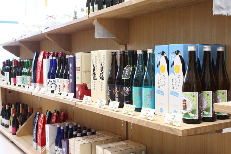 ショップでは県内の日本酒、ワイン、地ビールなどを販売