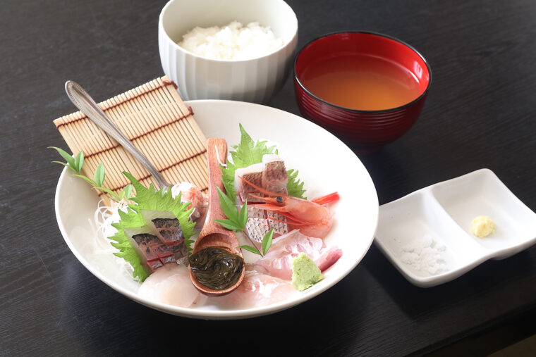 『漁港直送 魚しきの海鮮丼』（980 円）
