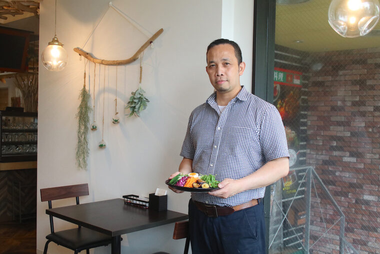 店主・ロキヤノさん。ベトナム、インドネシア、タイ、シンガポールといった 東南アジアの料理を提供