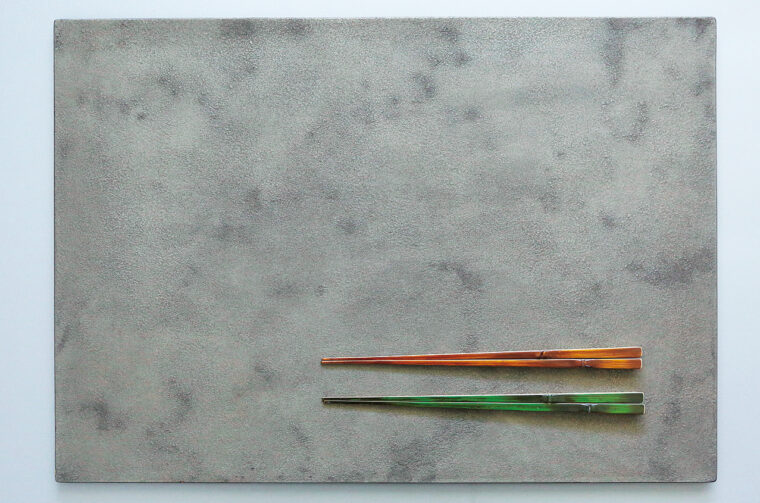 竹塗の箸と朧銀塗のランチョンマット