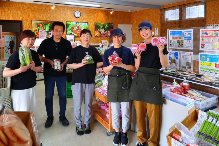 ご家族中心に切り盛りするアットホームなお店。左から2番目が代表の東山和宏さん、右から2番目が店長の東山治花子さん