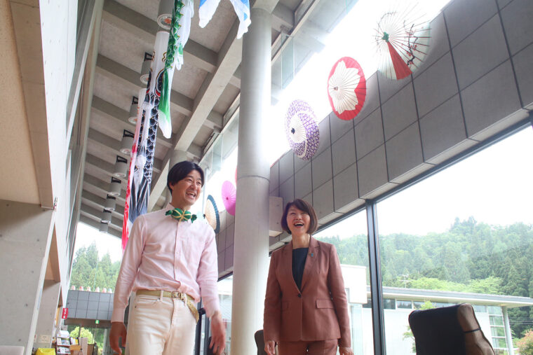 春の名物、加茂川の鯉のぼりと秋の名物、AKARIBAの和傘が装飾されたロビー