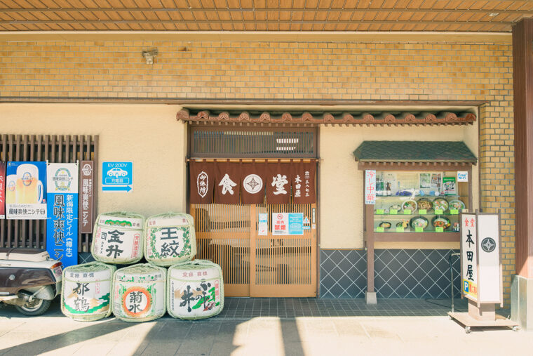お店の前には新発田市内の酒蔵をはじめとする酒樽が並ぶ