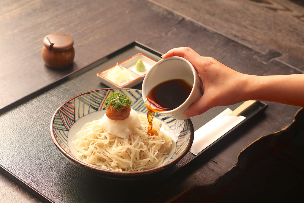 手打そば鬼七】苔むす日本庭園を眺めながらいただく手打ちそばに
