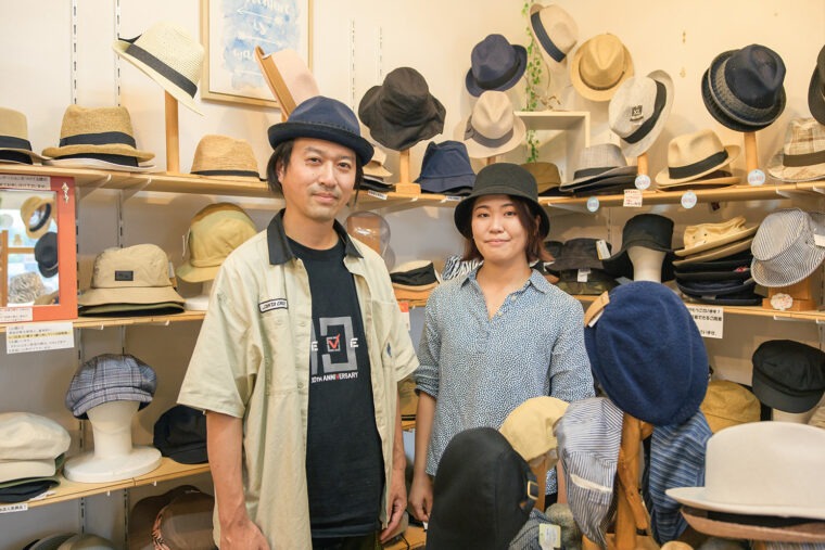 最後に飯田さんとツーショットで記念撮影。「帽子はかぶればおしゃれっぽく見えるし、悩みもカバーもしてくれるすごいアイテム！　皆さんもぜひ帽子をかぶりましょう！」と飯田さん
