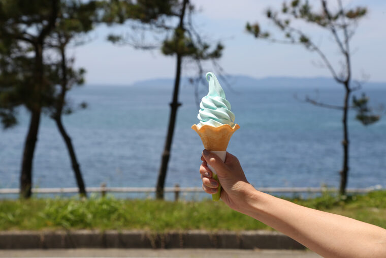 きれいなブルーに気分が上がる『日本海ソフトクリーム』（400円）